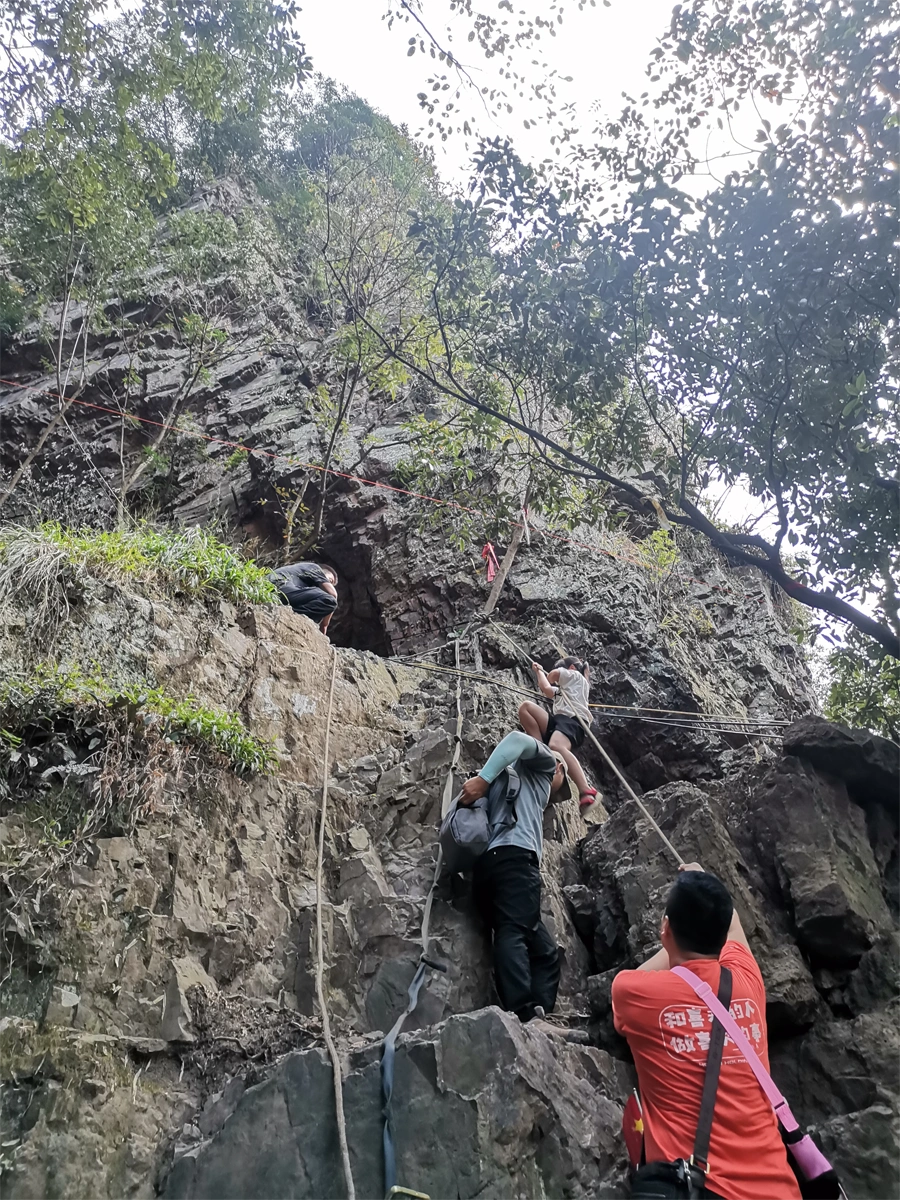 Hiking and Mountain Climbing Strengthen Willpower, Teamwork Showcases Spirit