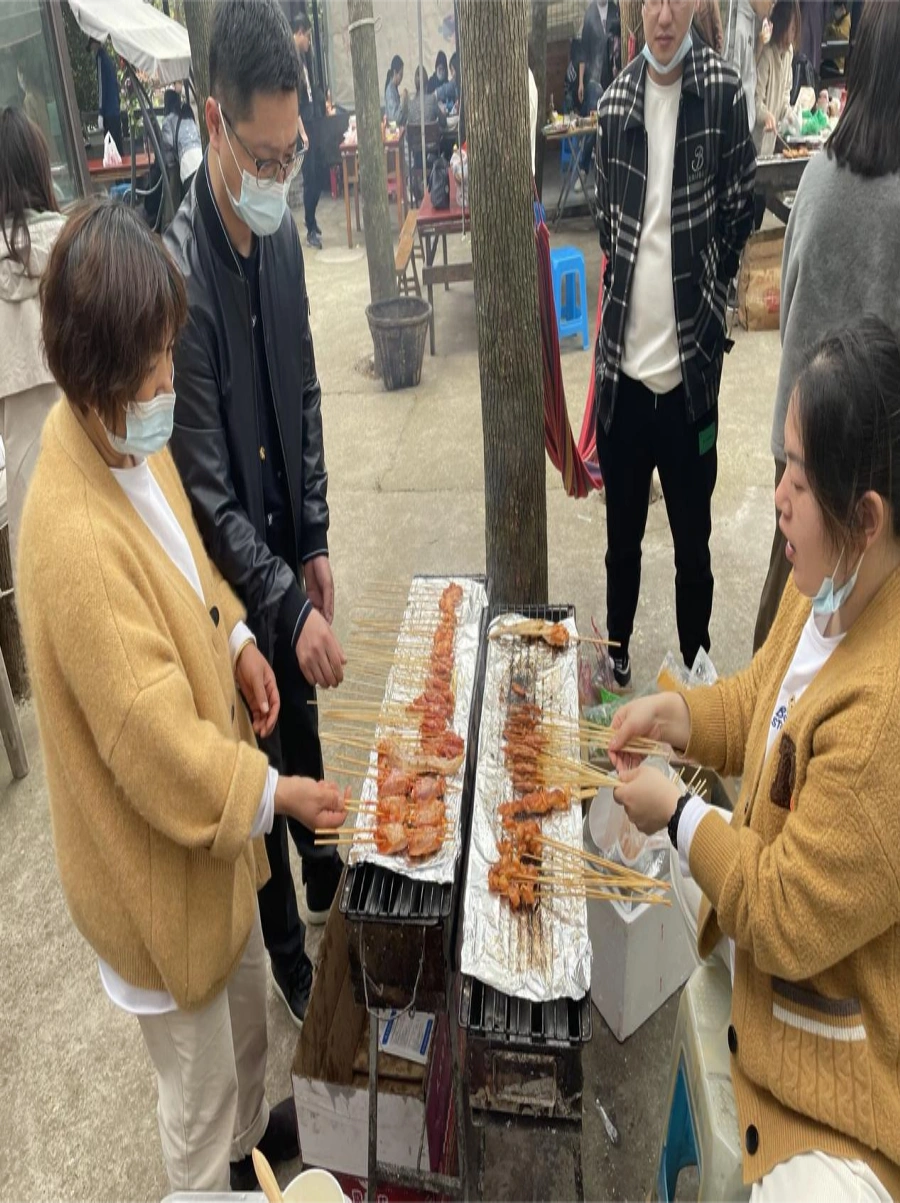 Amidst the Charm of Barbecue, Friendships Arise; Relaxing Team Building Warms Hearts